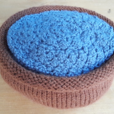 knitted-plant-pot-with-gravel