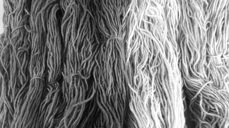 Black and white colour fade yarns